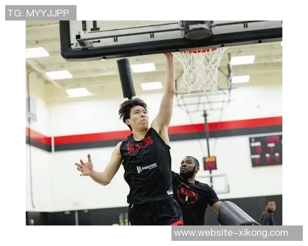 比卢普斯称赞杨瀚森篮板表现强调球队需加强篮下防守力度 比卢普斯称赞杨瀚森篮板表现强调球队需加强篮下防守力度