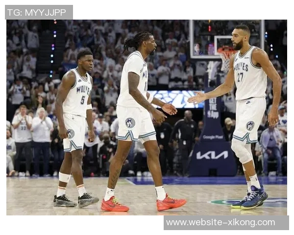 森林狼新赛季备战热情高涨爱德华兹迪文里德训练照展笑颜